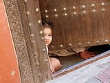 Arap kızı kapıdan bakıyor (Marakeş)