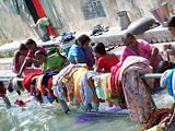 Çamaşır yıkayan kadınlar (Udaipur)