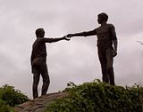 Barış heykeli : Hands Across the Divide (Derry)