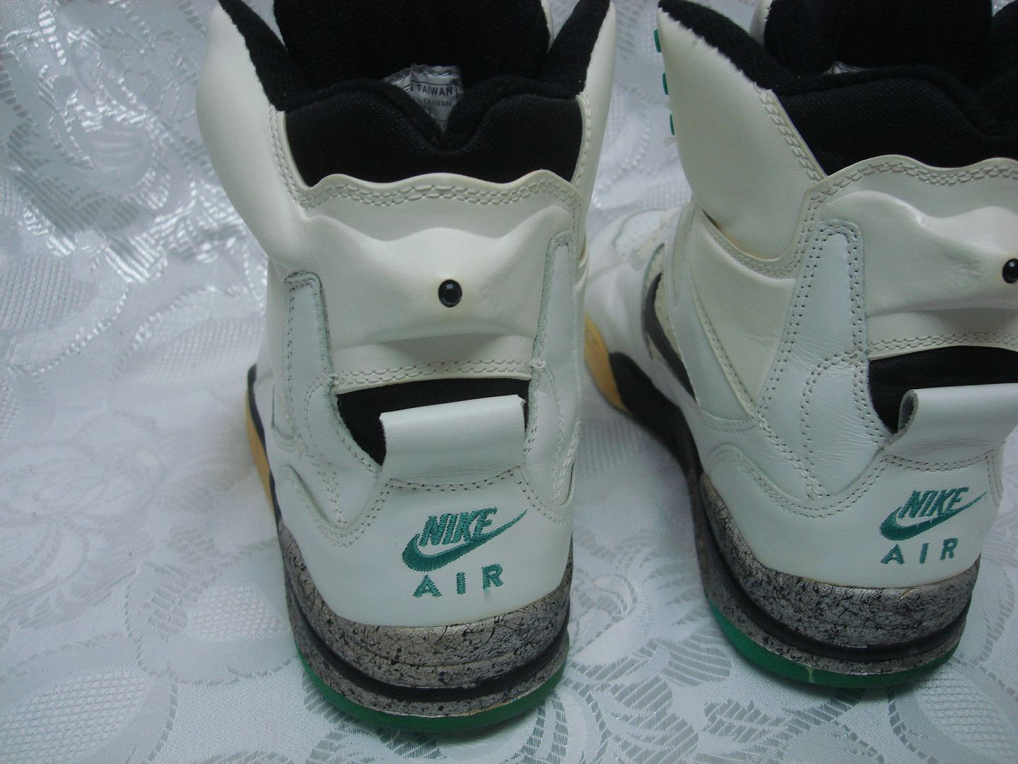 nike pumps 1990