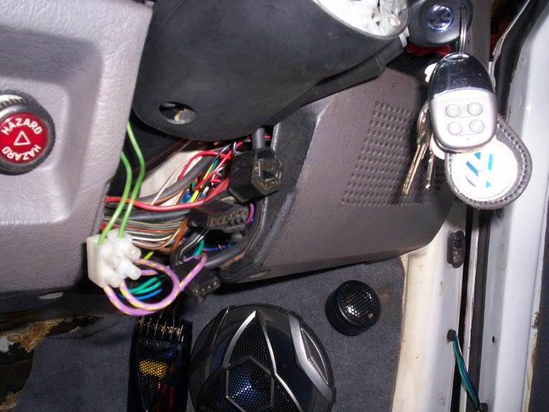 http://i128.photobucket.com/albums/p174/Buggin_74/Bugwork/Ignition%20switch%20replacement/ignition_003.jpg