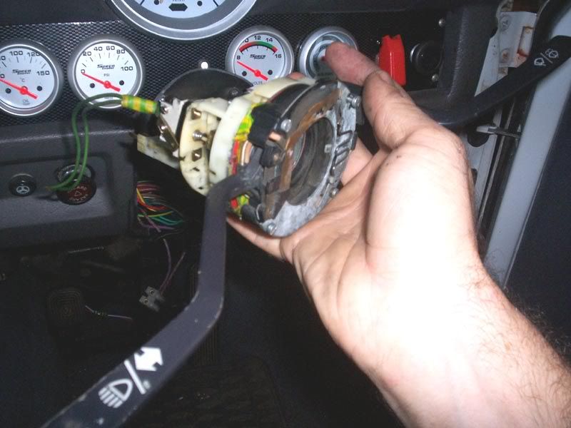 http://i128.photobucket.com/albums/p174/Buggin_74/Bugwork/Ignition%20switch%20replacement/ignition_005.jpg