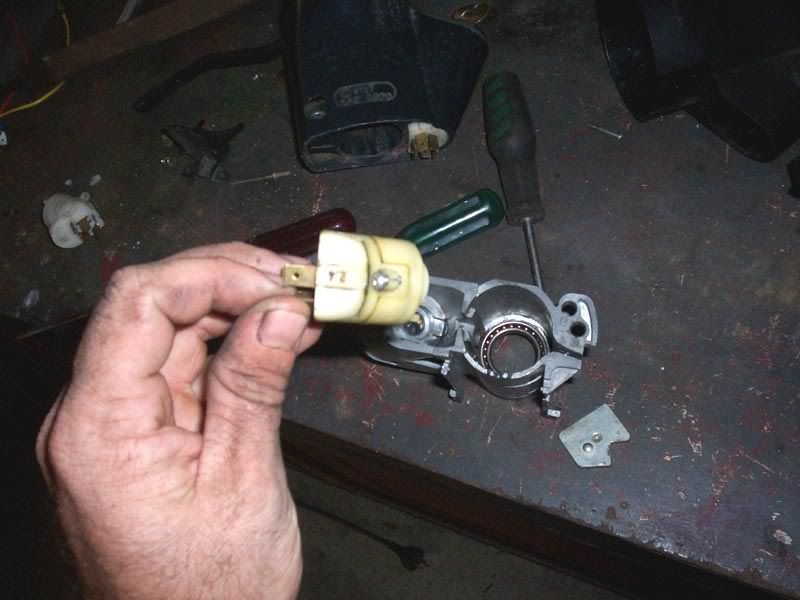 http://i128.photobucket.com/albums/p174/Buggin_74/Bugwork/Ignition%20switch%20replacement/ignition_014.jpg