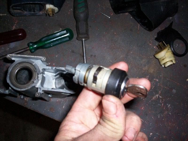 http://i128.photobucket.com/albums/p174/Buggin_74/Bugwork/Ignition%20switch%20replacement/ignition_015.jpg