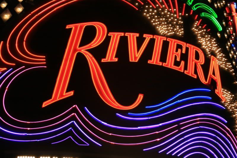 IMAGE: http://i128.photobucket.com/albums/p191/atexaschipper/Vegas%20Pics/11-22-2008050.jpg