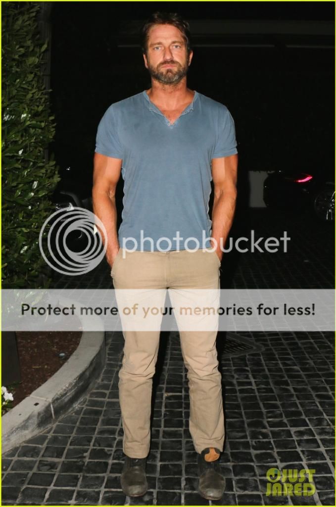 gerard-butler-brings-his-buff-bod-to-dinner-with-friends-02_zps91f693ea
