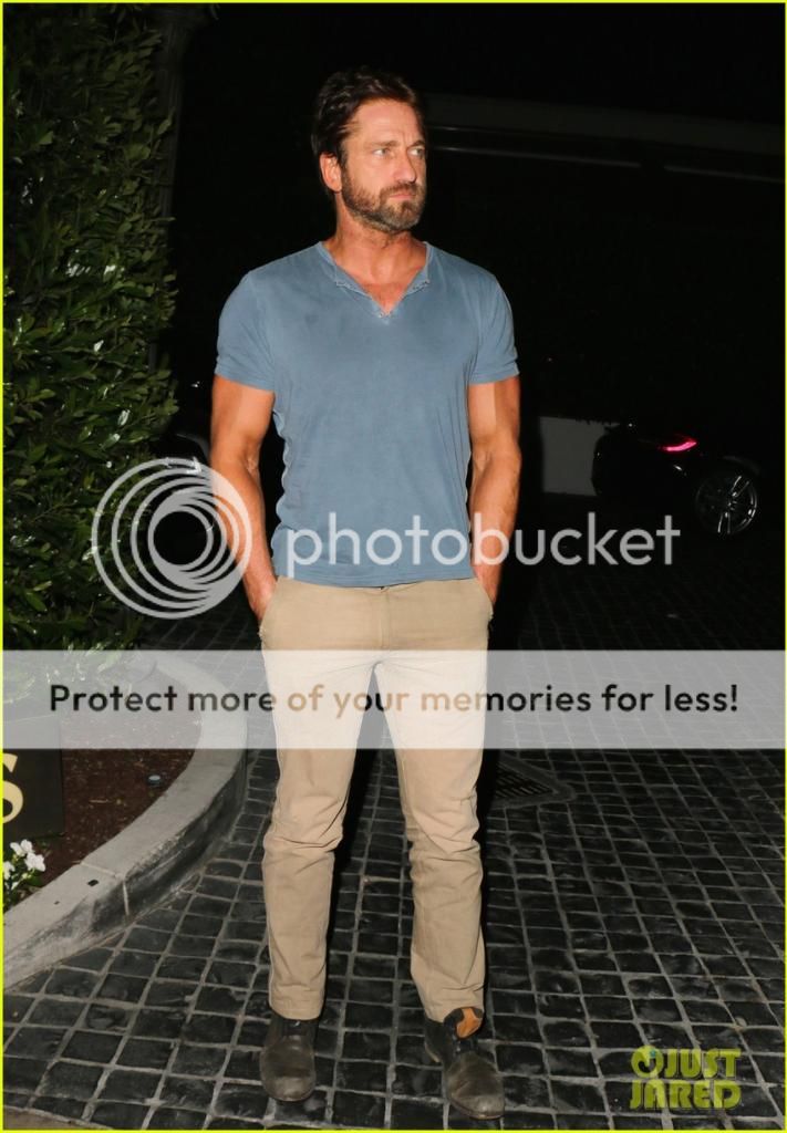 gerard-butler-brings-his-buff-bod-to-dinner-with-friends-04_zpsc8ad2a0e