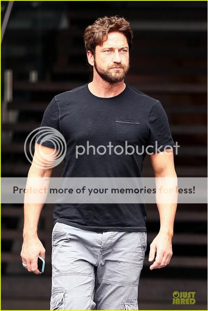 gerard-butler-oozes-sex-appeal-with-tight-tee-02_zps8924478d