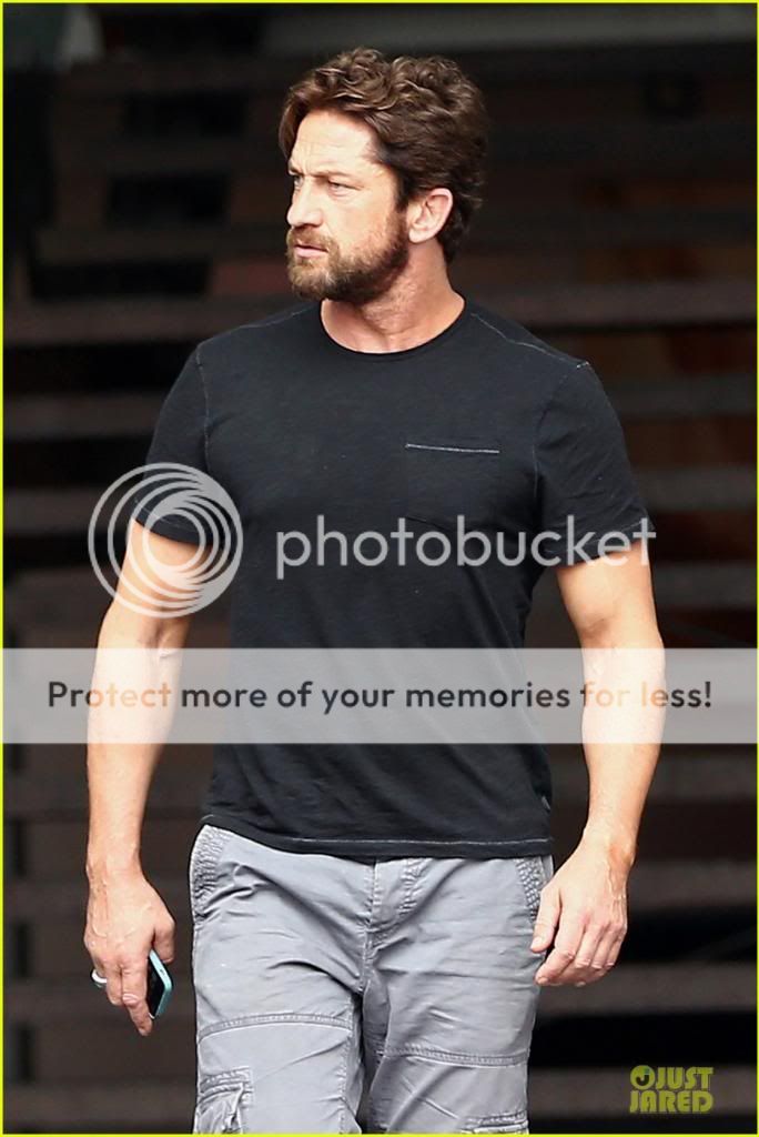 gerard-butler-oozes-sex-appeal-with-tight-tee-04_zps6c09d81e