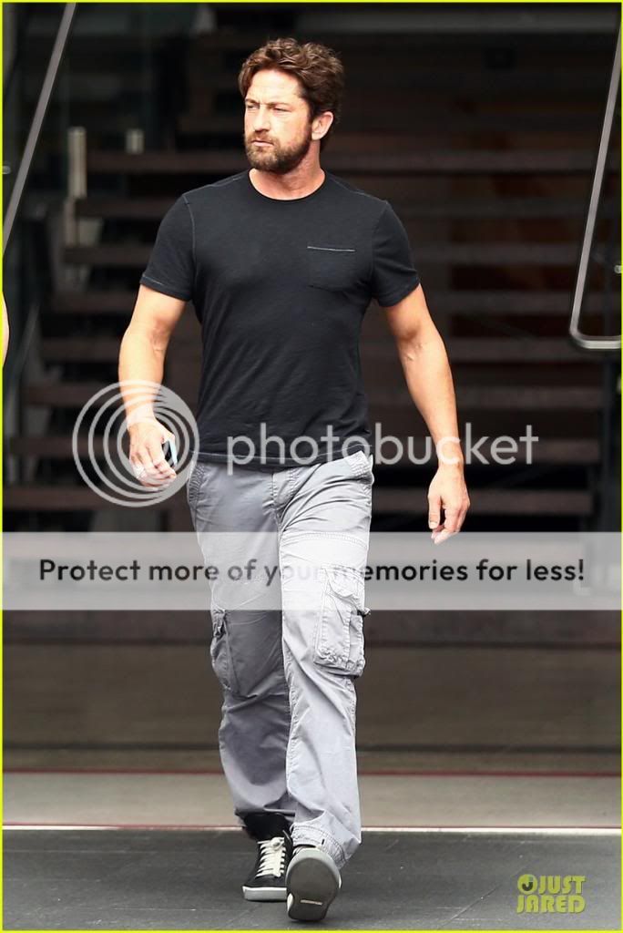 gerard-butler-oozes-sex-appeal-with-tight-tee-05_zpsf752a0ad