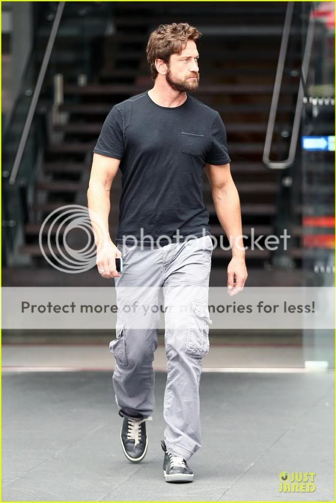 gerard-butler-oozes-sex-appeal-with-tight-tee-06_zps1db48263