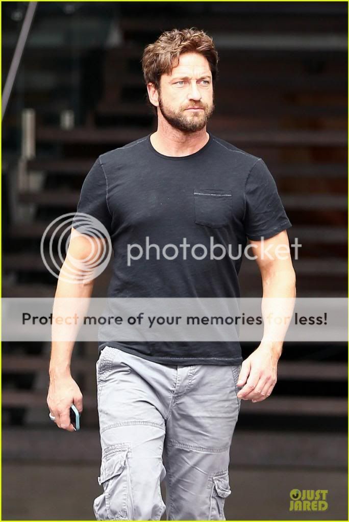 gerard-butler-oozes-sex-appeal-with-tight-tee-07_zpsb1c317a9
