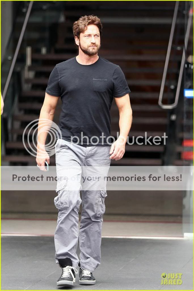gerard-butler-oozes-sex-appeal-with-tight-tee-08_zps6046f0b3